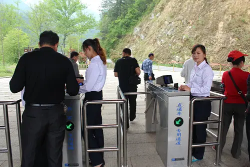 那么景區(qū)通道閘如何選擇？景區(qū)通道閘選擇要注意哪些問題？